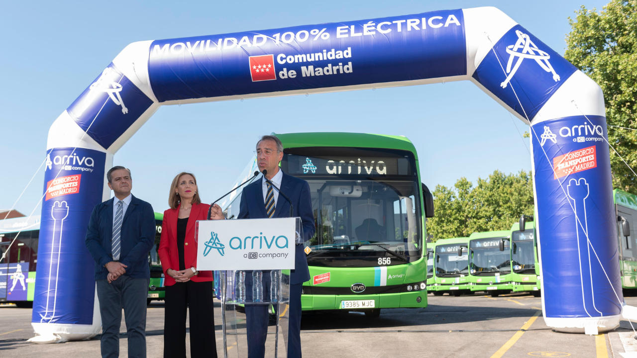 Antonio Cendrero presenta la electrificación de las líneas urbanas de Alcorcón; Jorge Rodrigo, consejero de Vivienda, Transportes e Infraestructuras; Candelaria Testa, alcaldesa de Alcorcón